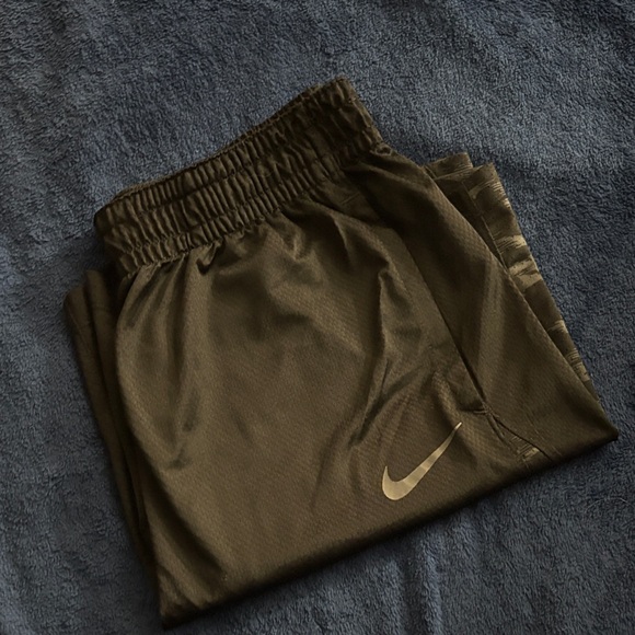 Nike Men's black & camo Athletic Shorts - Picture 5 of 5